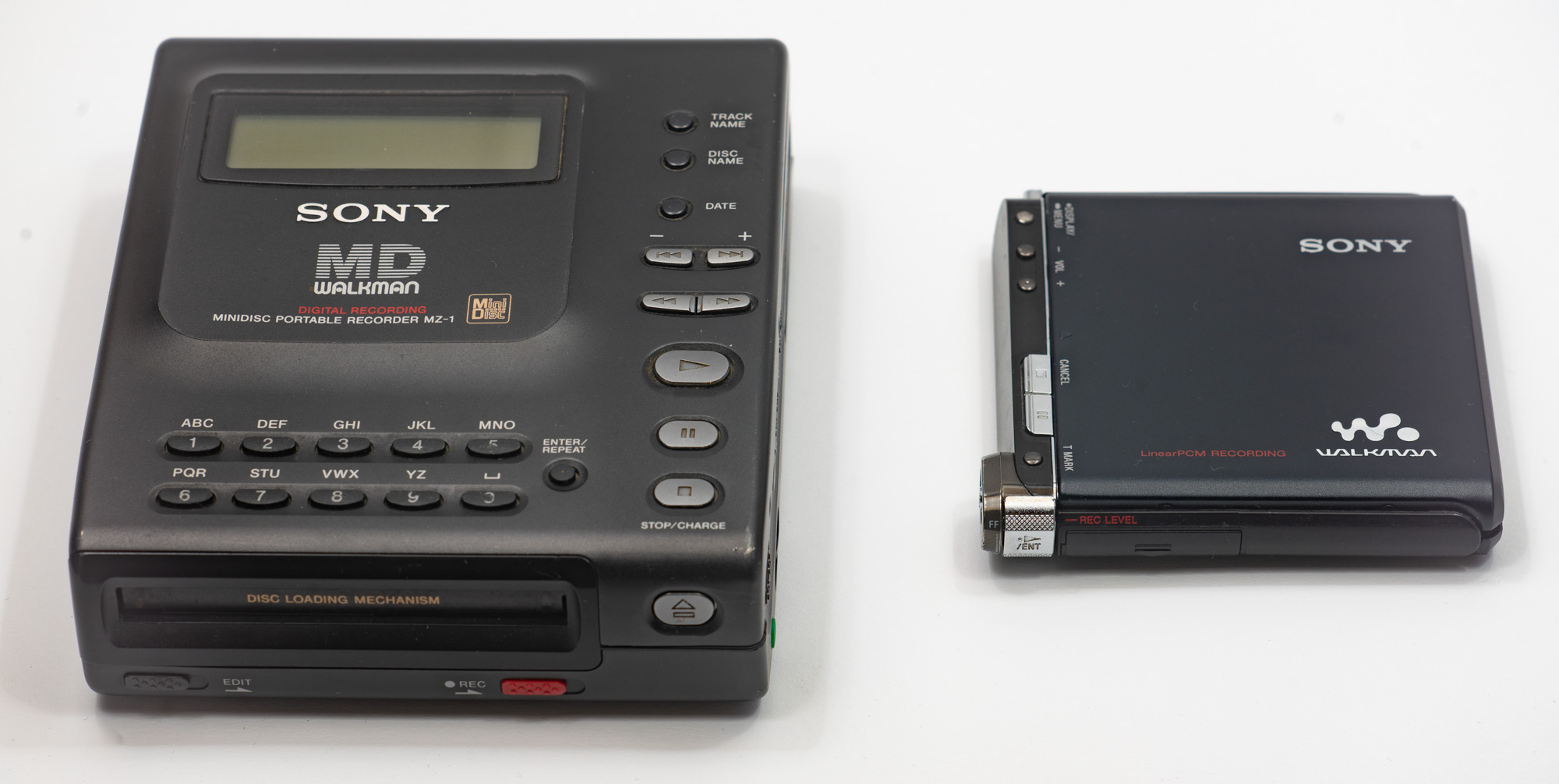 Слева - Sony MZ-1, первое MiniDisc-устройство, справа - Sony MZ-RH1, последнее устройство от Sony. Источник